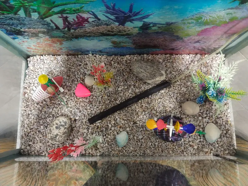 34 Inch Glass Aquarium with Decor — photo 2