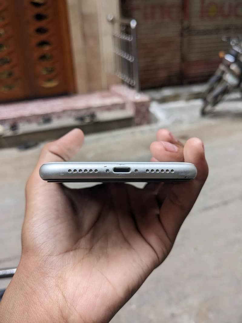 Apple iPhone 11 3