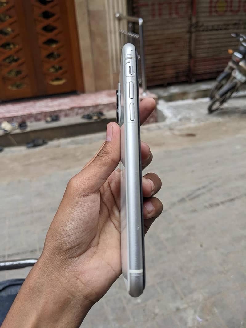 Apple iPhone 11 7