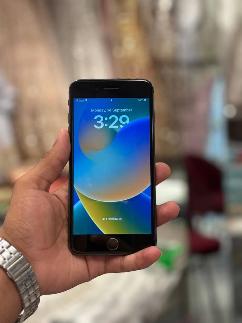 Apple iPhone 8 Plus 1