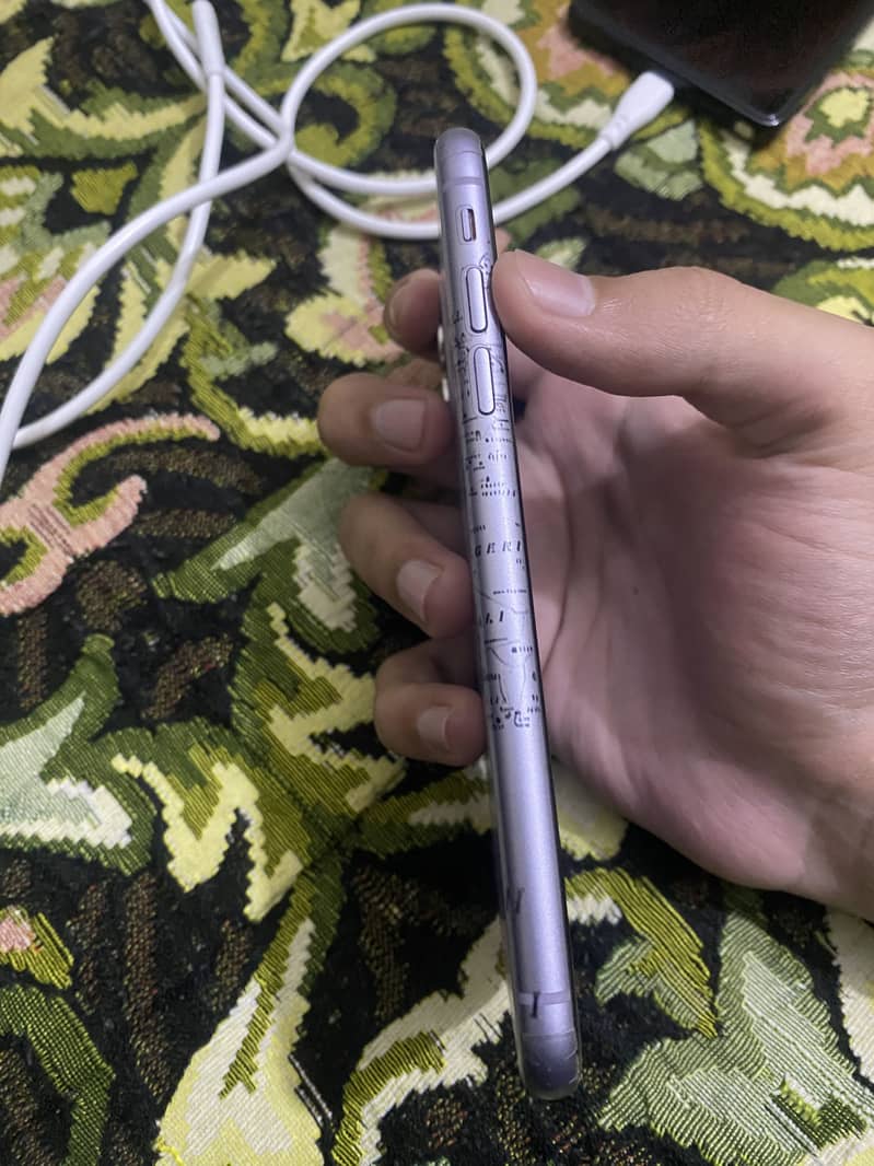Apple iPhone 11 4