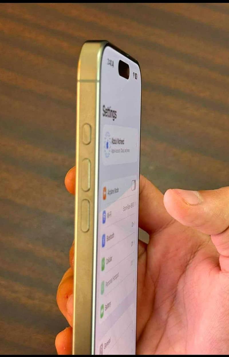 Apple iPhone 16 Pro Max 9