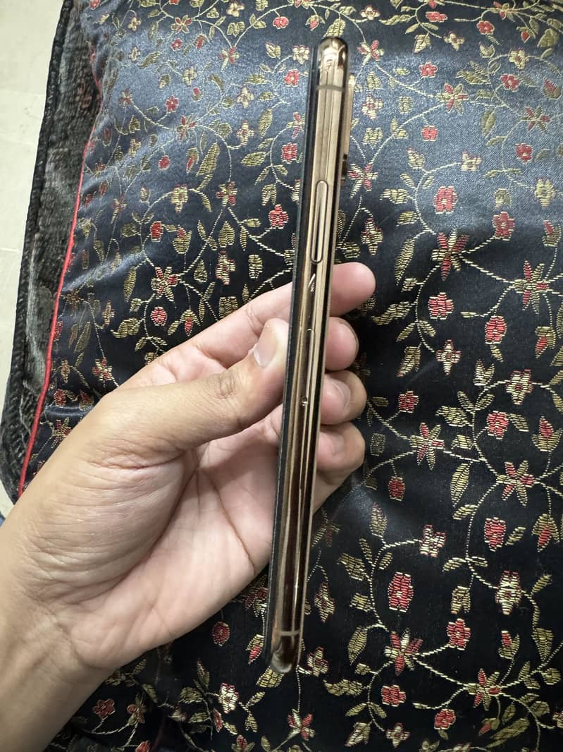 Apple iPhone XS 3