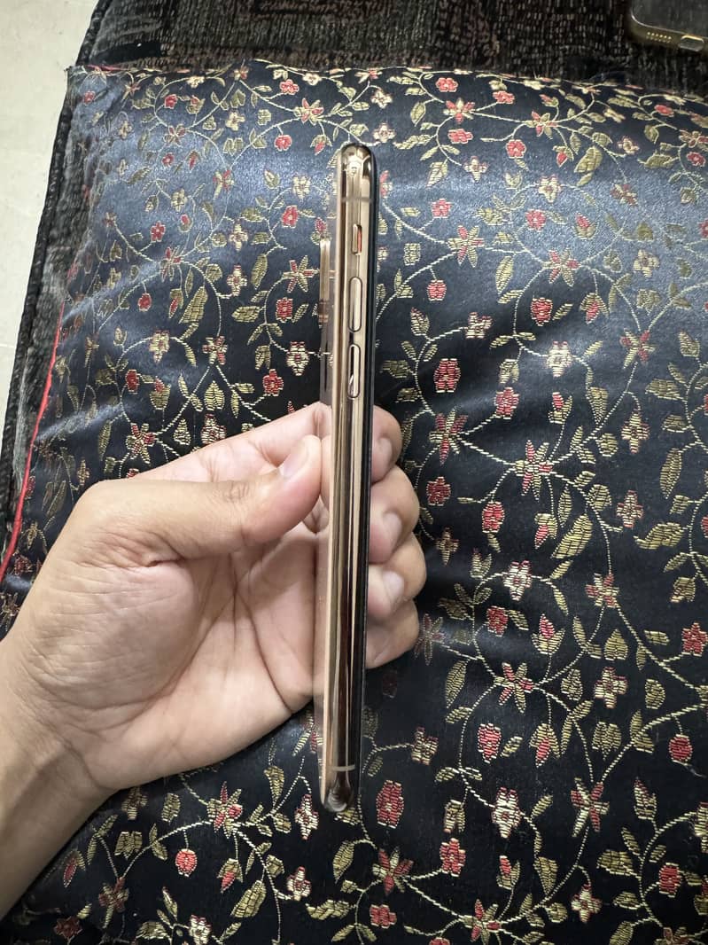 Apple iPhone XS 4