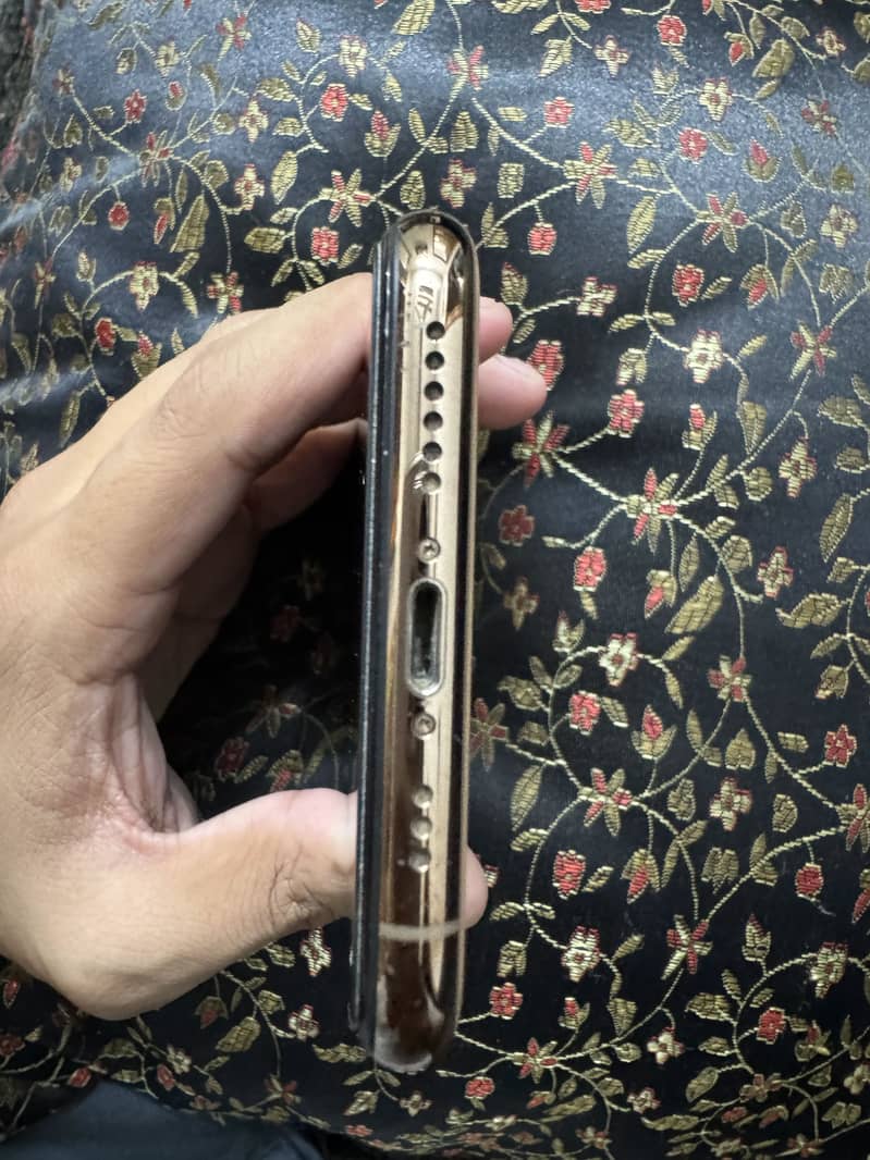 Apple iPhone XS 5