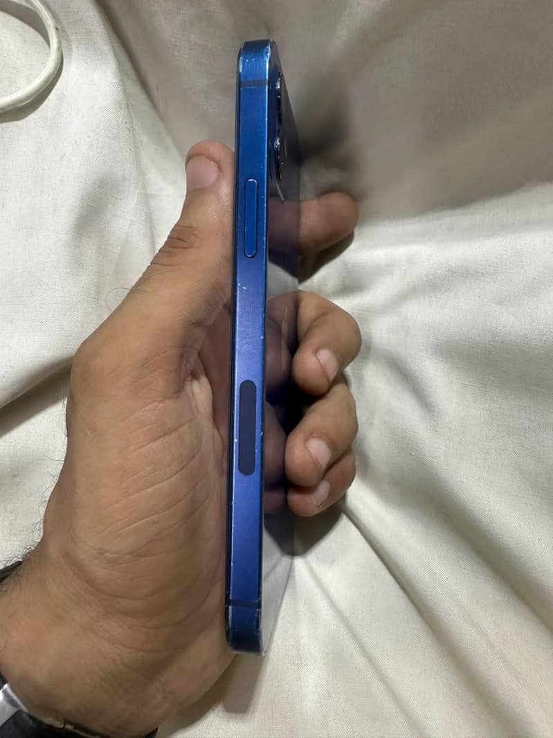 Apple iPhone 12 4