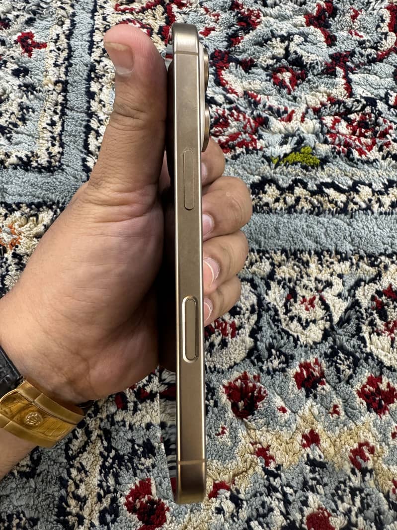 Apple iPhone 16 Pro 2