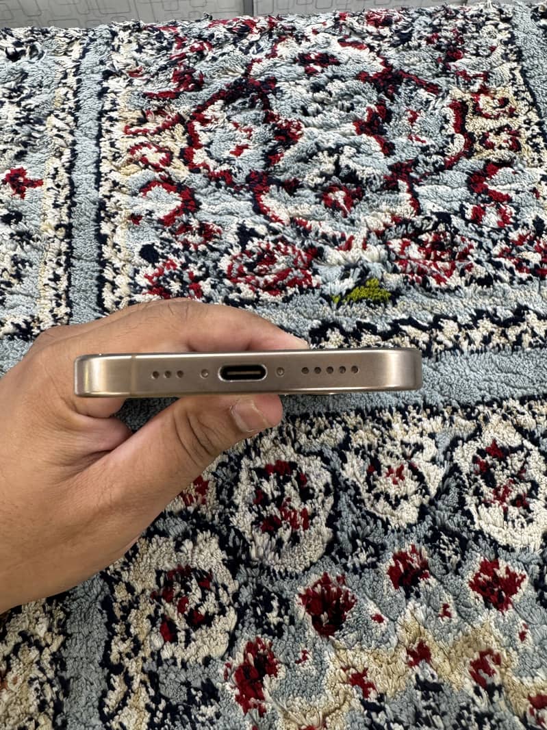 Apple iPhone 16 Pro 3