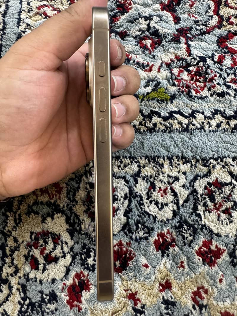 Apple iPhone 16 Pro 4
