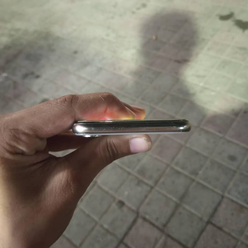 Apple iPhone X 4