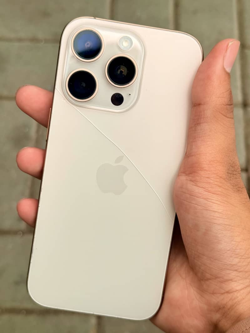 Apple iPhone 16 Pro 1