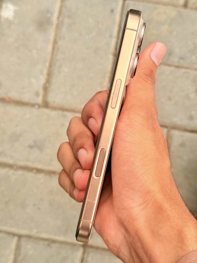 Apple iPhone 16 Pro 3