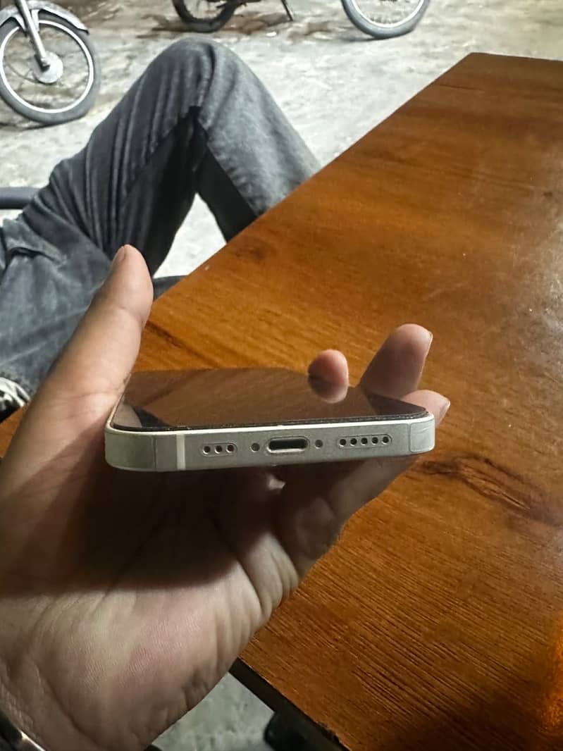 Apple iPhone 13 2