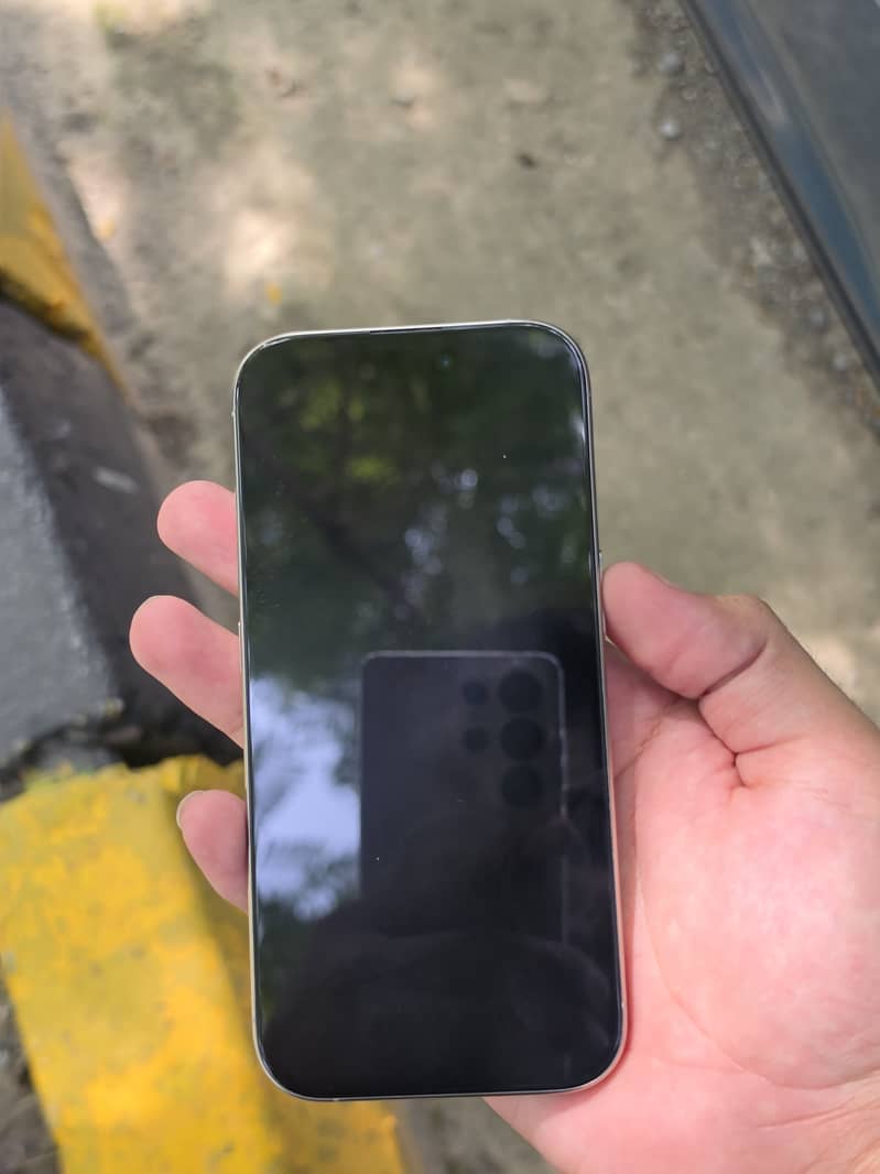 Apple iPhone 16 Pro 3