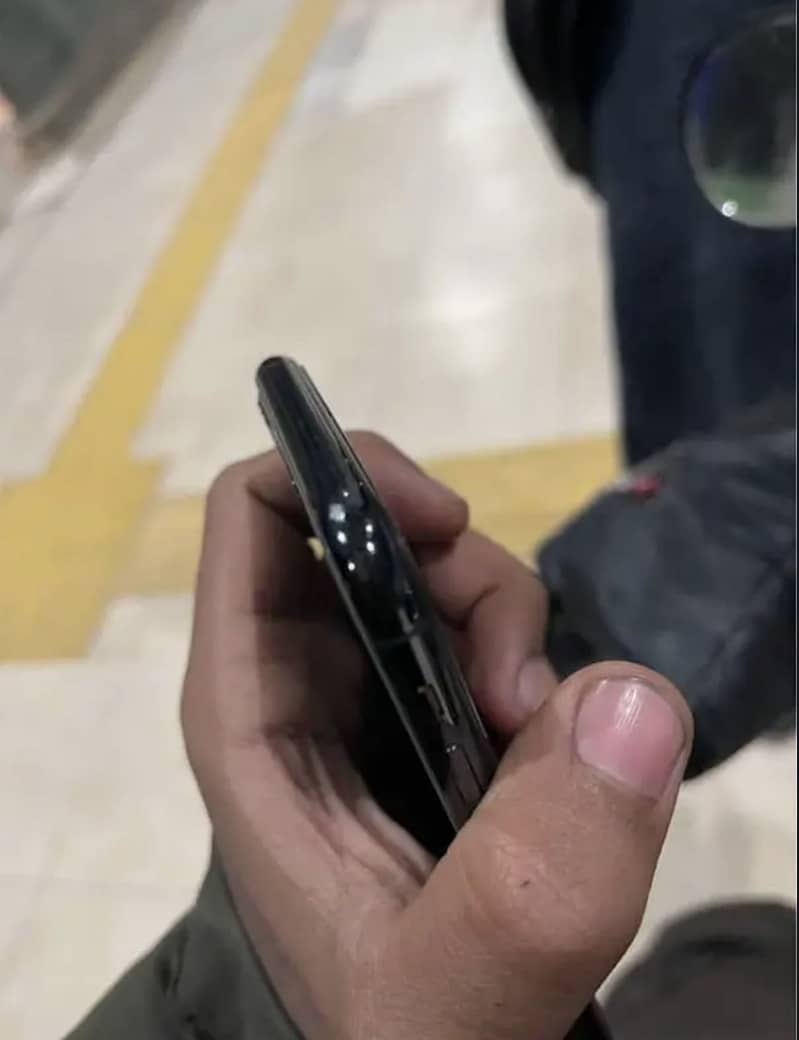 Apple iPhone 11 Pro Max 2