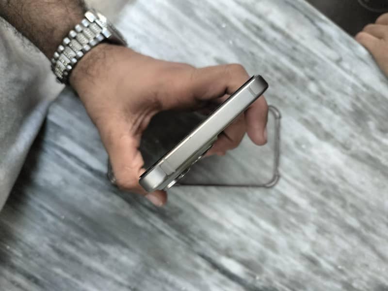 Apple iPhone 15 Pro Max 4