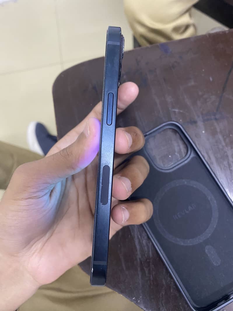 Apple iPhone 13 2