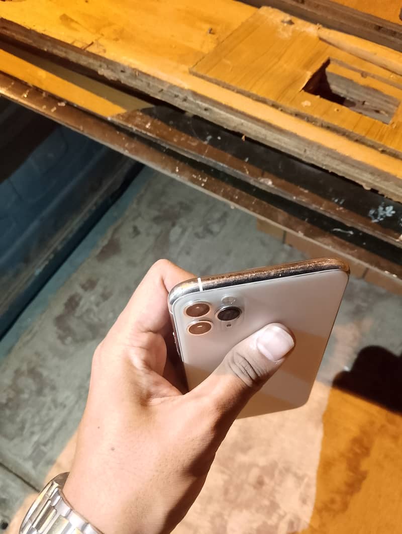 Apple iPhone 11 Pro Max 4