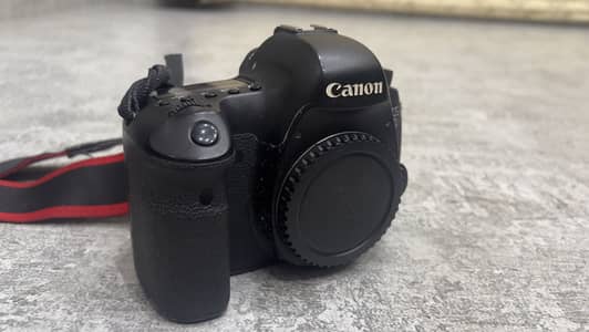 Canon 6D Full Frame Camera With 2 Lenses & Flash Light