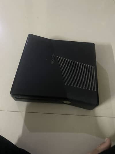 Xbox 360 + Controller with wire - Excellent condition | Fully Working