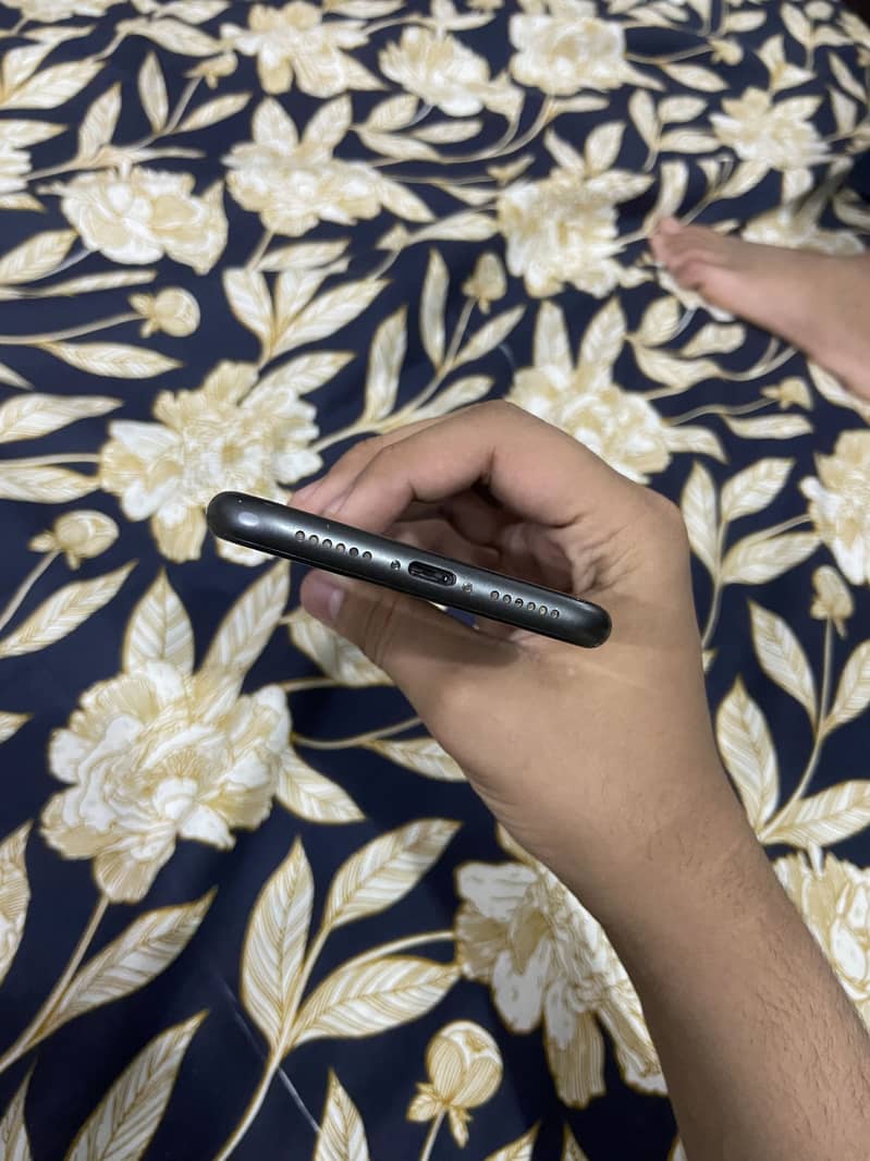 Apple iPhone 11 4