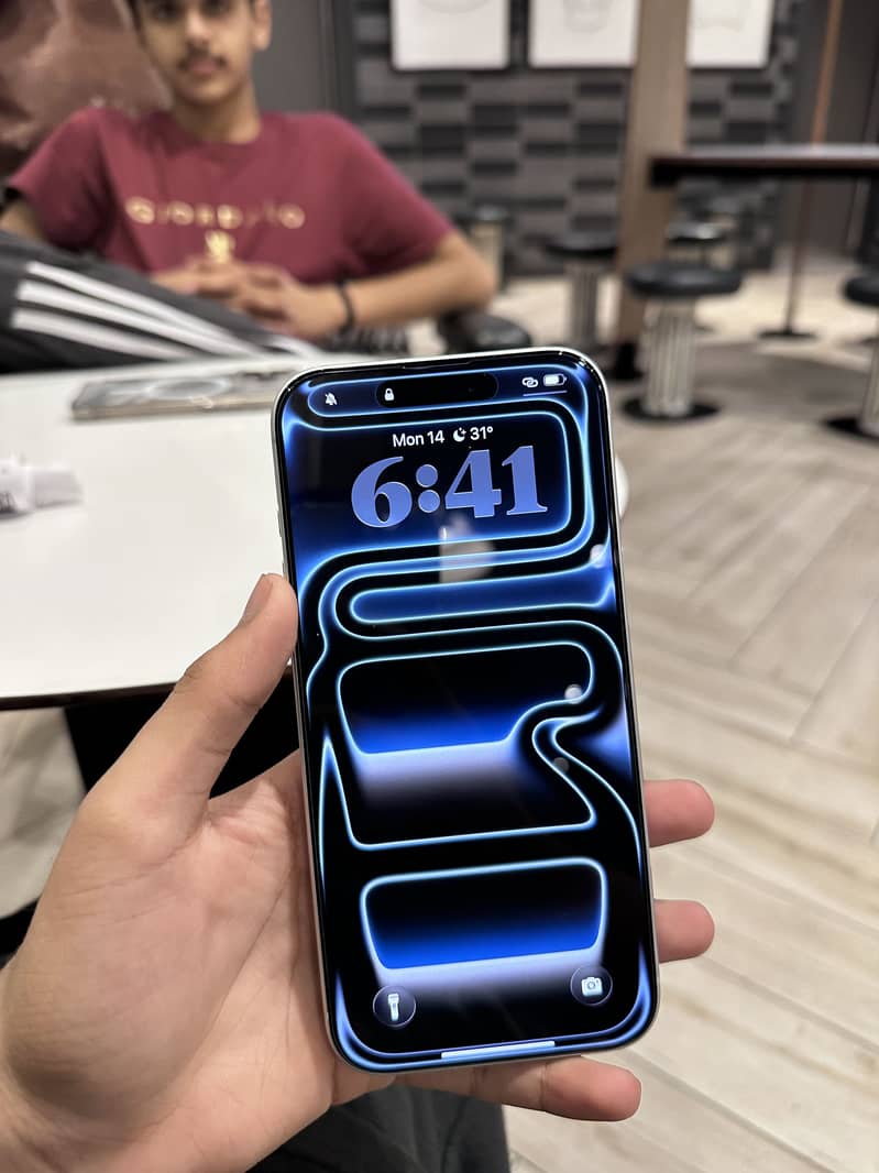 Apple iPhone 17 Pro Max 4