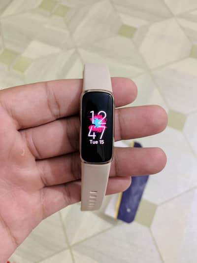 Fitbit Luxe Smartwatch / Premium Fitness Tracker - Excellent Condition
