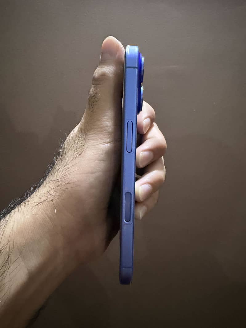 Apple iPhone 16 2