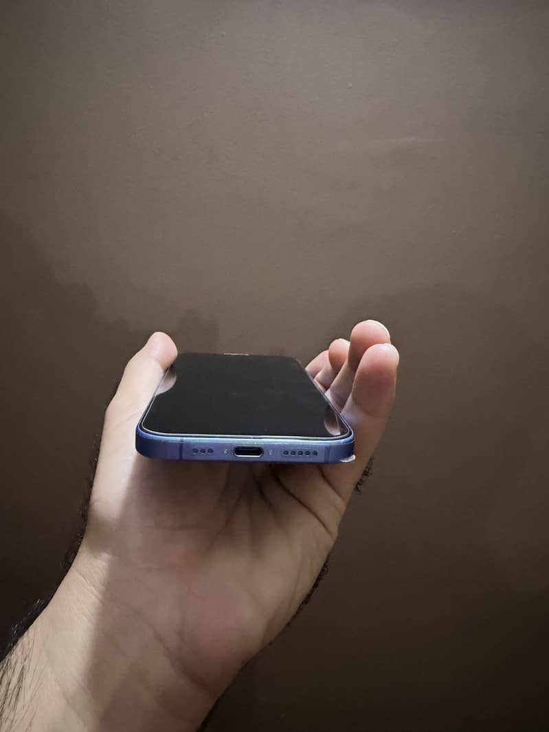 Apple iPhone 16 5
