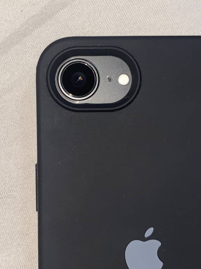Apple iPhone 16e 2