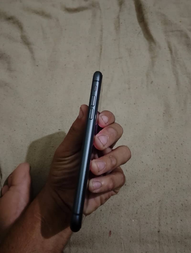Apple iPhone 11 3