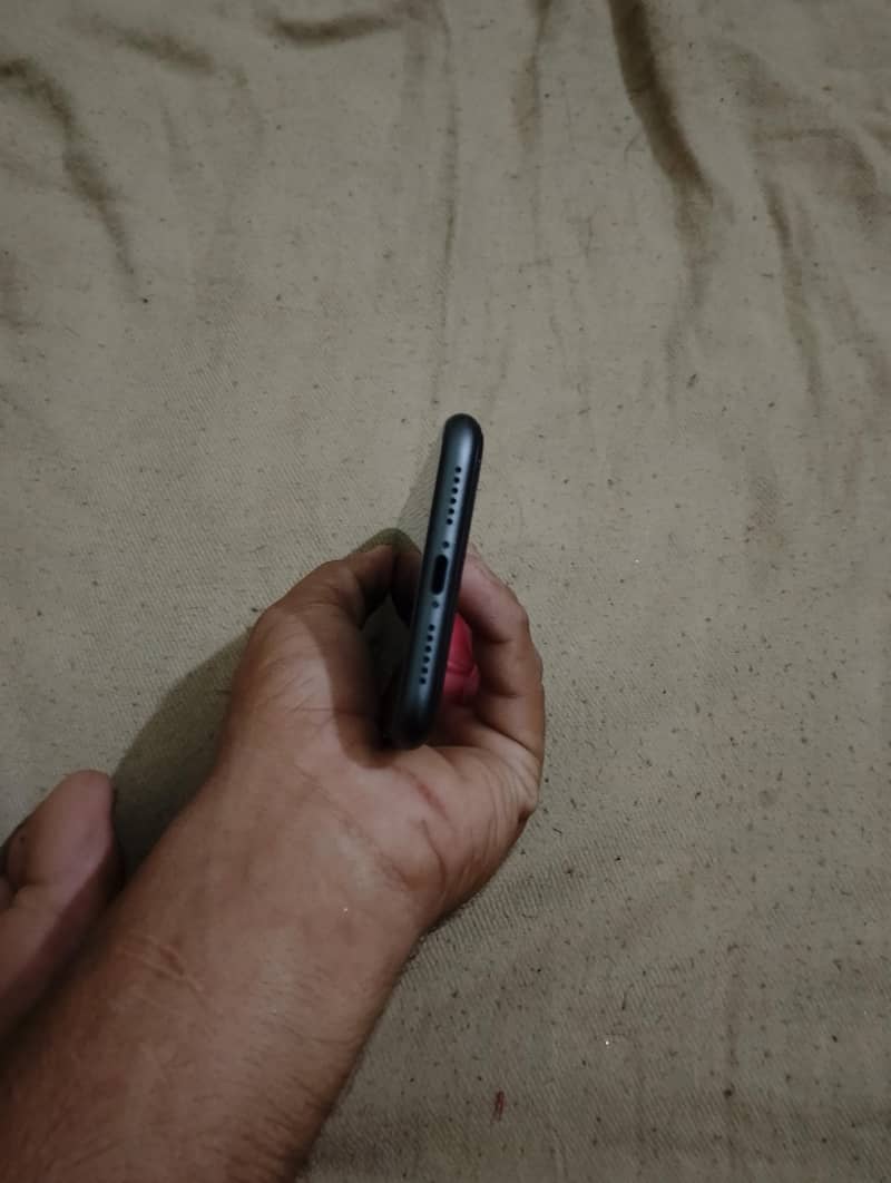 Apple iPhone 11 4