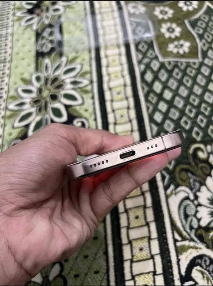 Apple iPhone 16 Pro 1