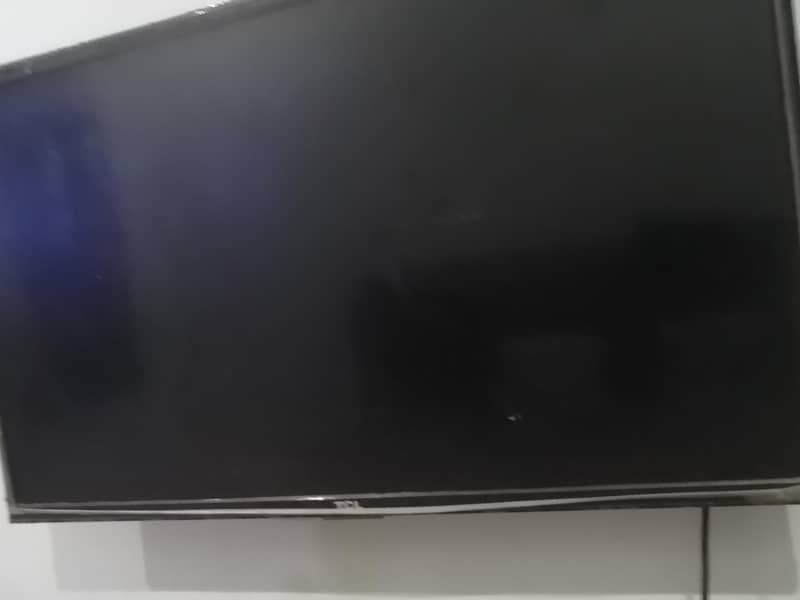 TCL 32' Non-Smart Basic LED 4