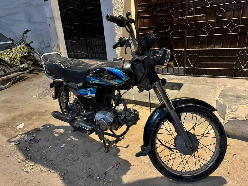 Unique CD 70 (2016 Model) 1