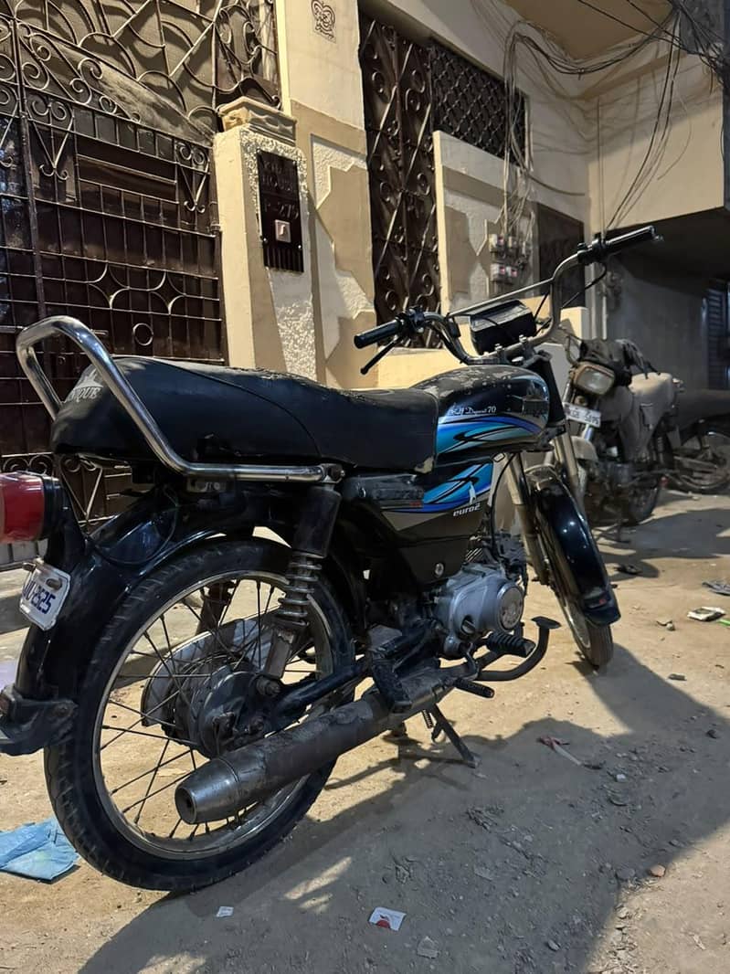 Unique CD 70 (2016 Model) 3