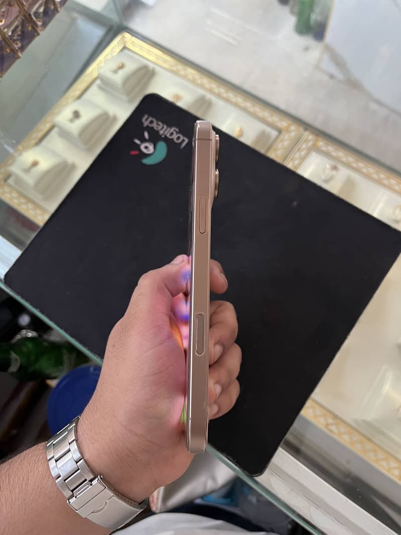 Apple iPhone 16 Pro Max 4