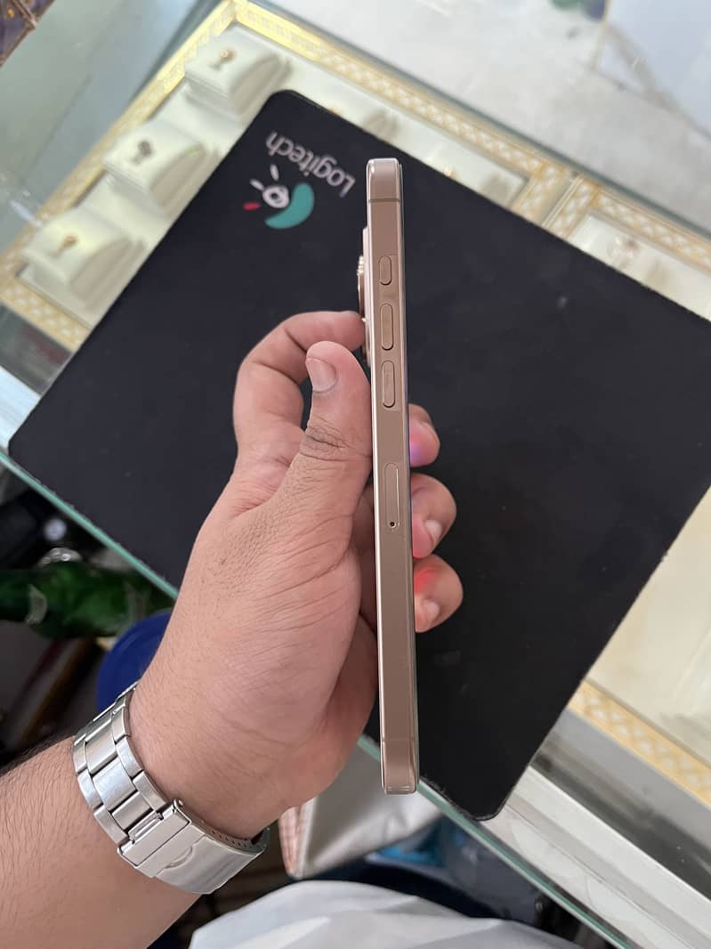 Apple iPhone 16 Pro Max 6
