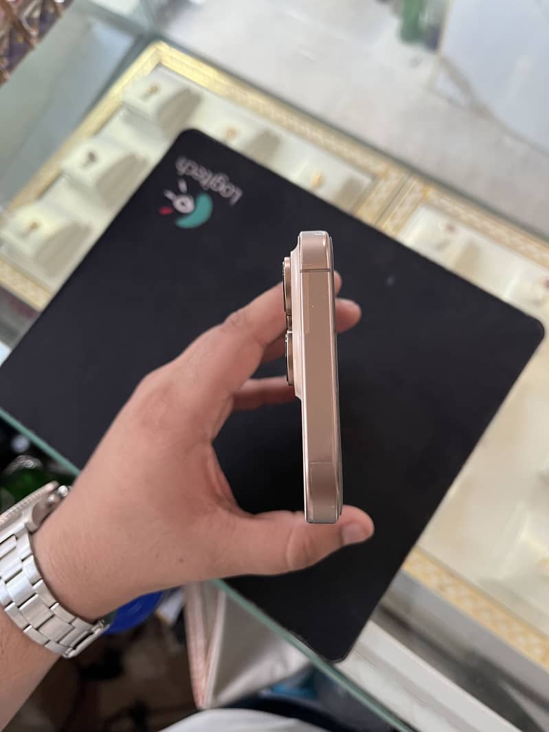 Apple iPhone 16 Pro Max 3