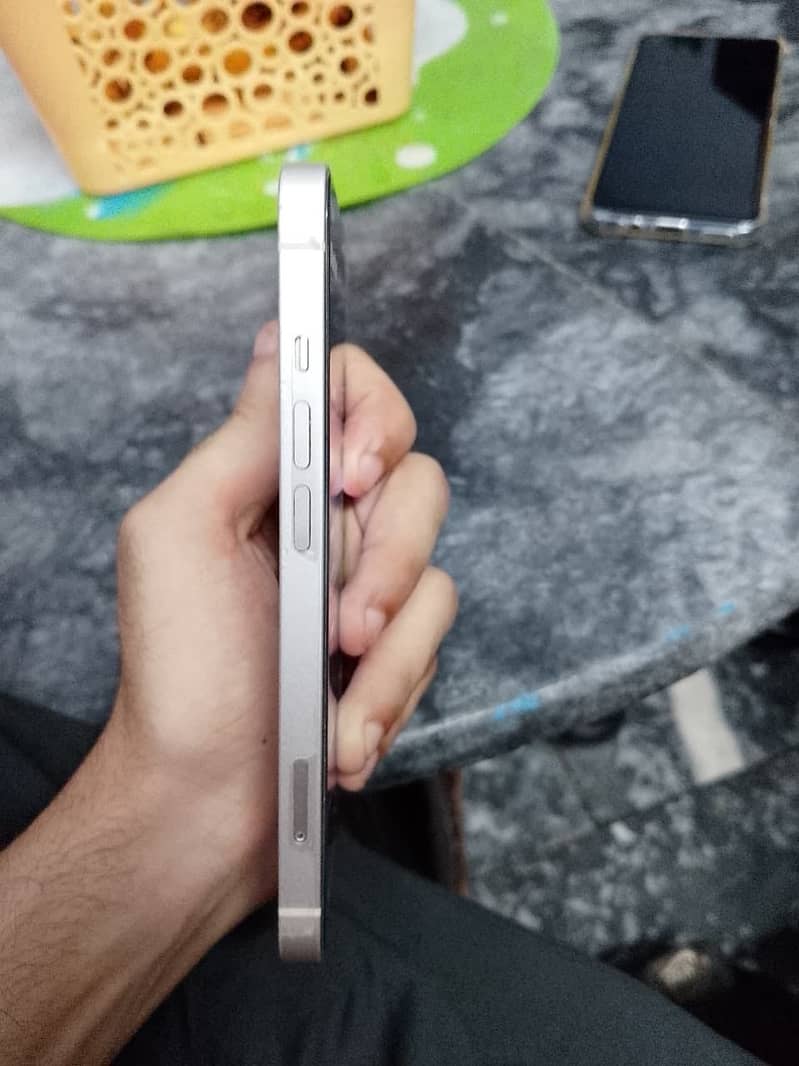 Apple iPhone 13 2