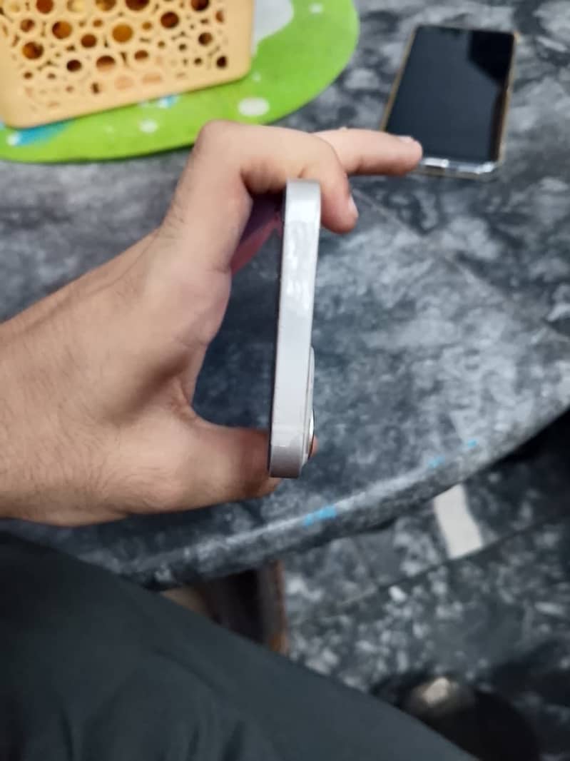 Apple iPhone 13 4