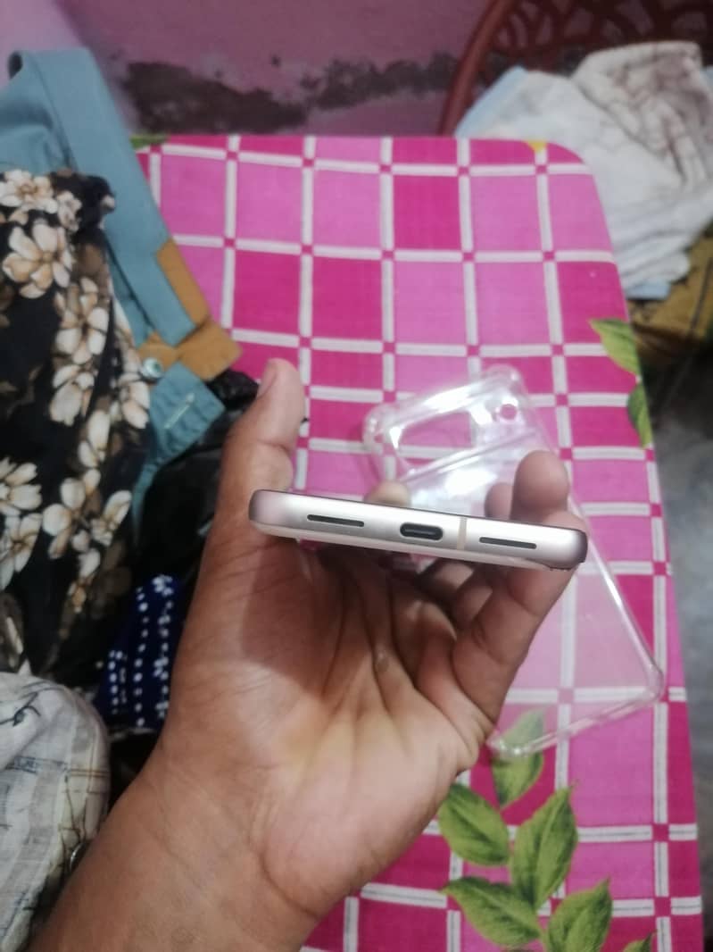 Google Pixel 8 4