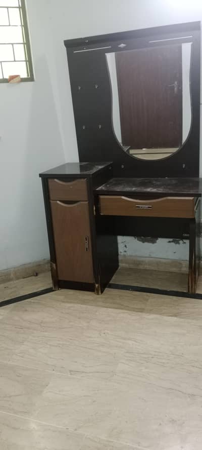 dressing table available in good condition