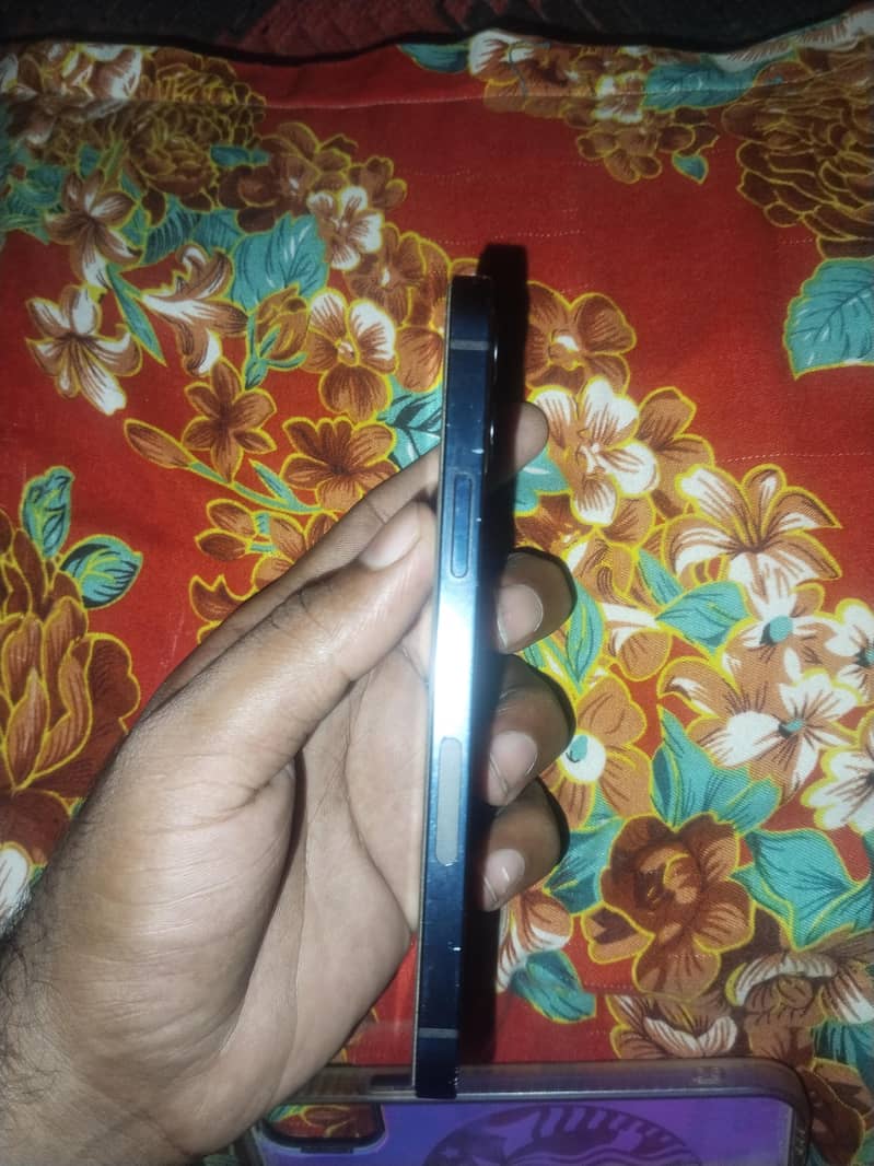Apple iPhone 12 4