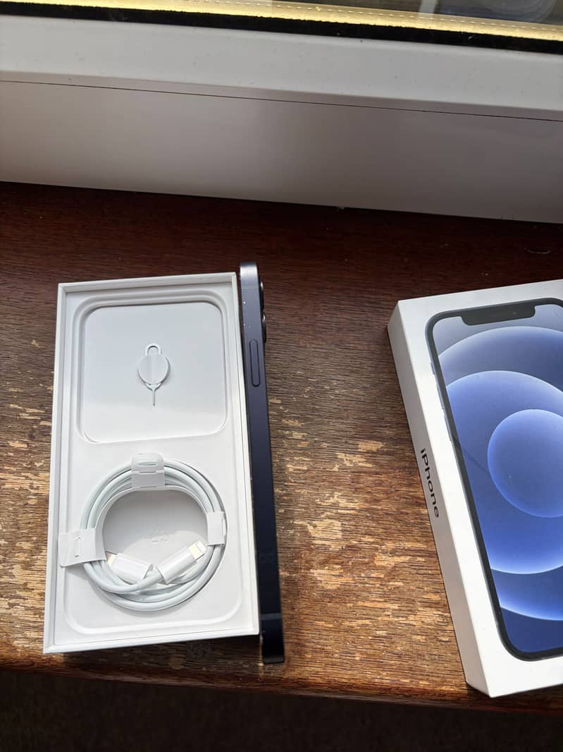 Apple iPhone 12 4