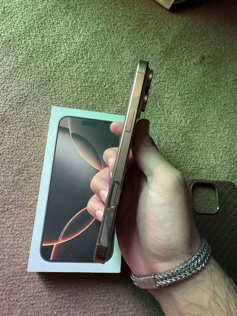 Apple iPhone 16 Pro Max 2