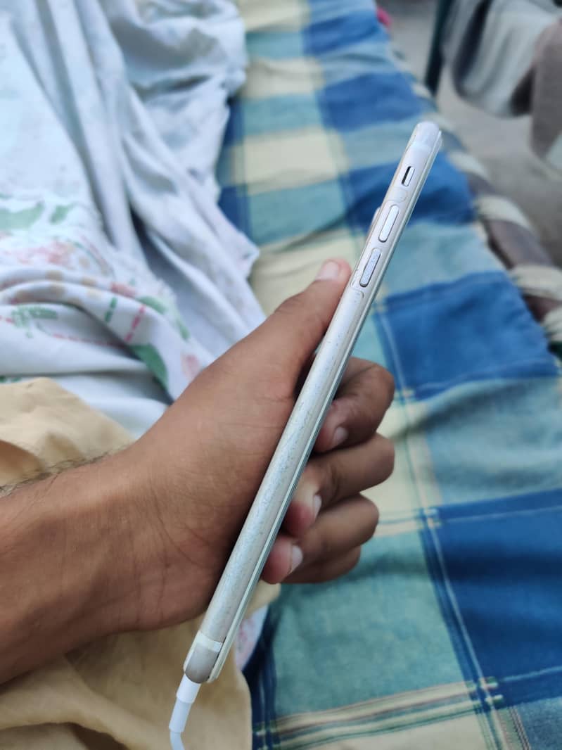 Apple iPhone 7 Plus 0