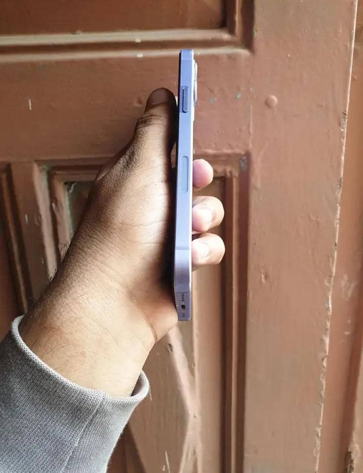 Apple iPhone 12 4