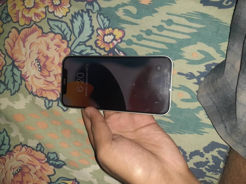 Apple iPhone 12 4
