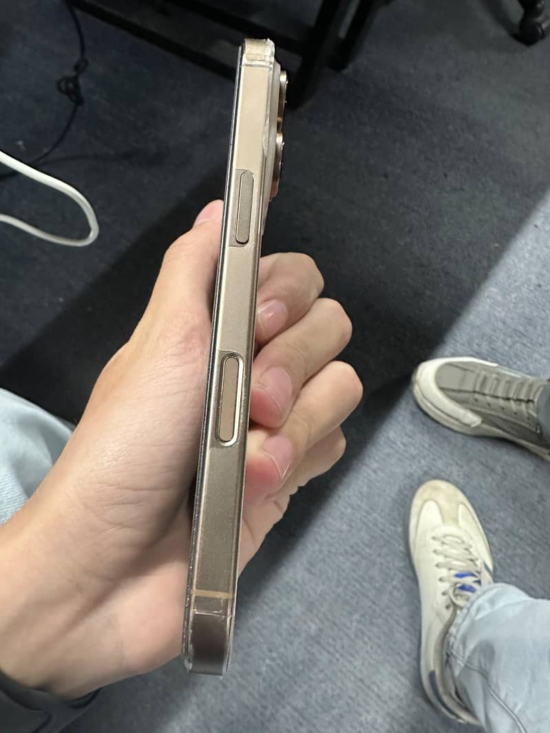Apple iPhone 16 Pro 1